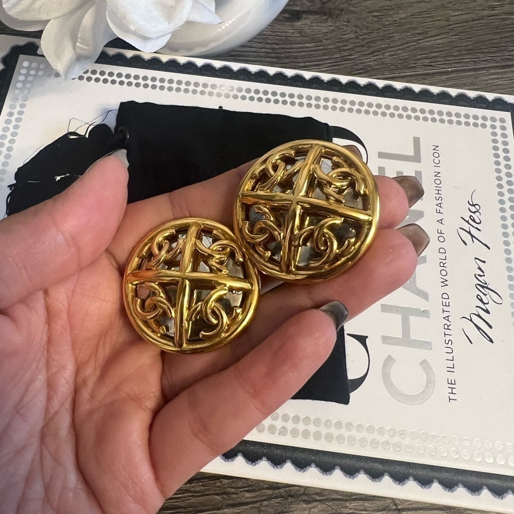 CHANEL Oversized Vintage Gold CC Faux Pearl Clip On Earrings - Picture 2 of 10